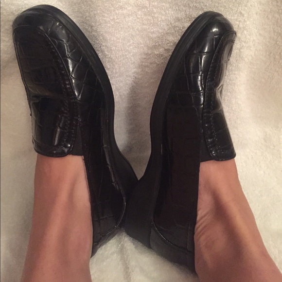 EUC*Ladies black patent leather loafers 👞 - Picture 3 of 7